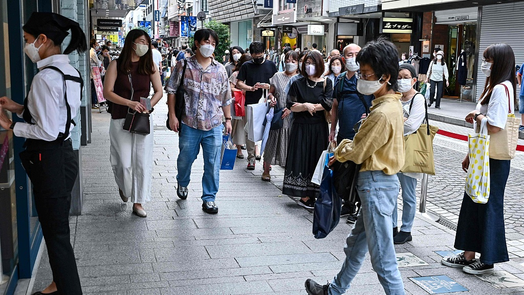 Shoppers are queueing to enter a store in the Motomachi shopping street in Yokohama, Japan, September 17, 2022. /CFP