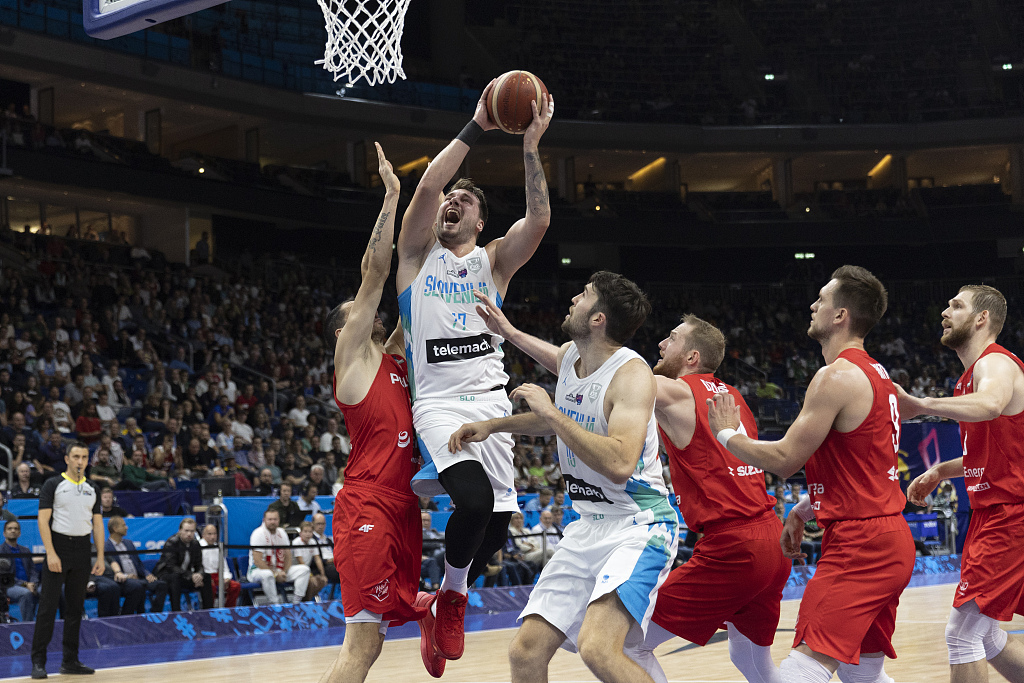 Luka Doncic (#77) of Slovenia drives toward the rim in the FIBA ​​EuroBasket 2022 quarterfinal game against Poland at EuroBasket Arena Berlin in Berlin, Germany, September 14, 2022. /CFP