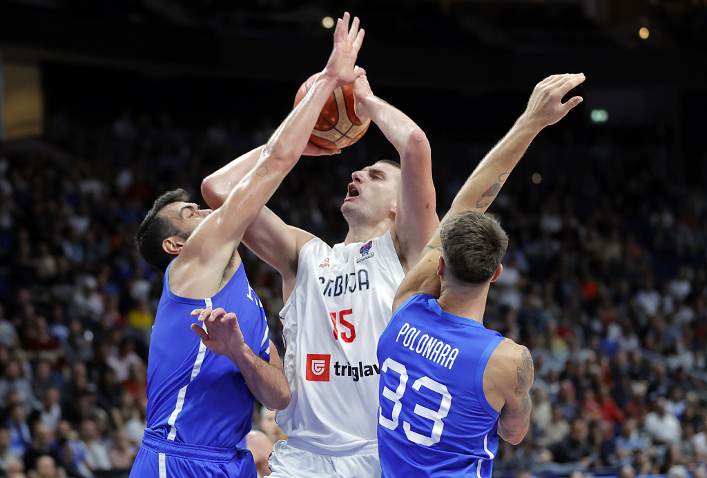 Nikola Jokic (#15) of Serbia shoots in the FIBA ​​EuroBasket 2022 Round of 16 game against Italy at EuroBasket Arena Berlin in Berlin, Germany, September 11, 2022. /CFP