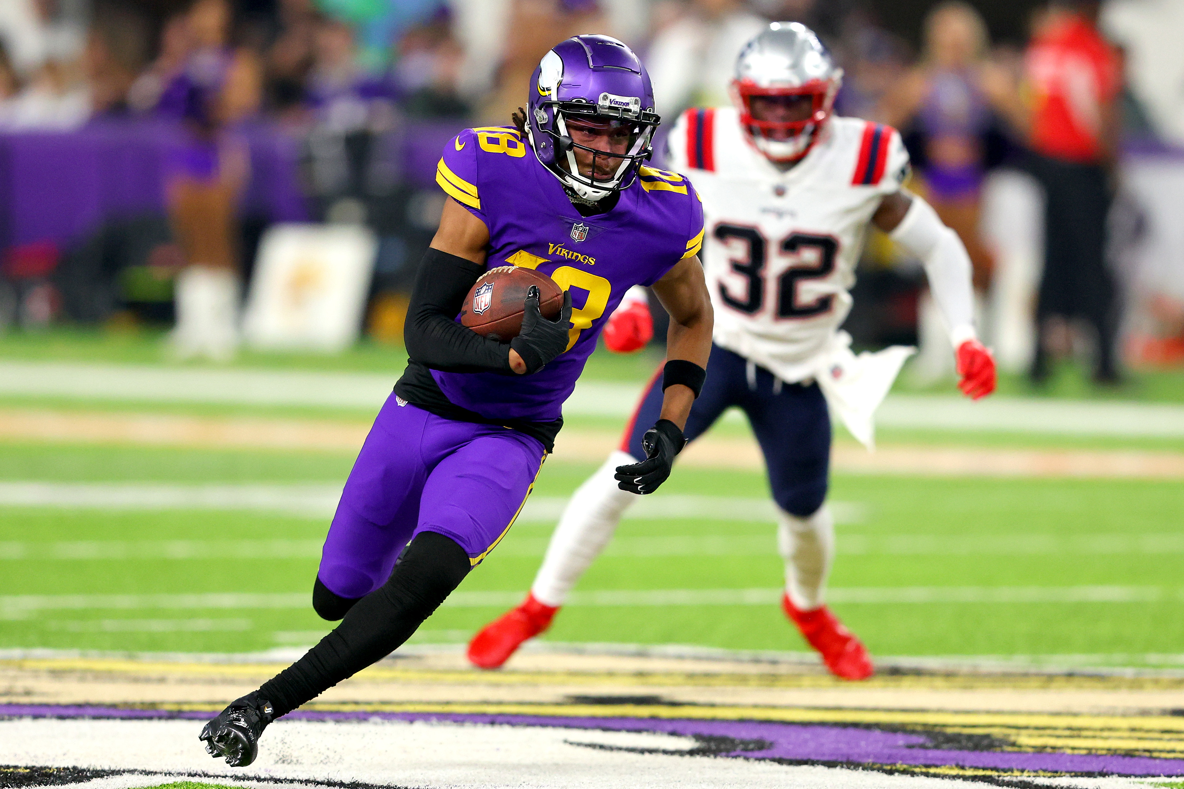 Wide receiver Justin Jefferson (front) runs with the ball in the game against the New England Patriots at U.S. Bank Stadium in Minneapolis, Minnesota, November 24, 2022. /CFP