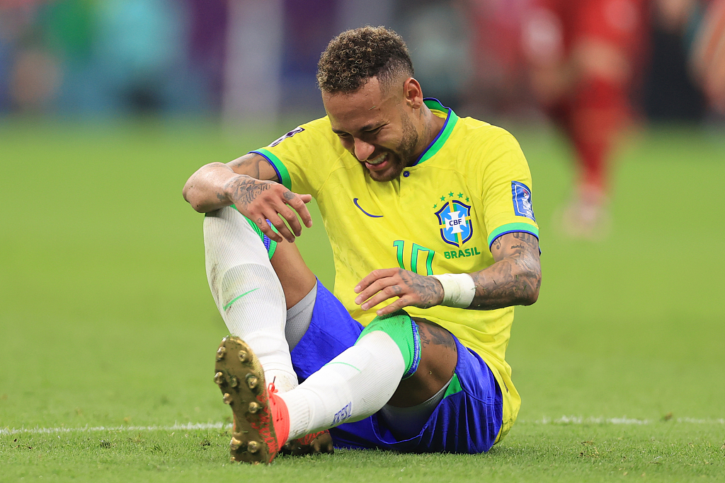 Neymar of Brazil hits the floor with an injury during their World Cup group clash with Serbia at Lusail Stadium in Doha, Qatar, November 24, 2022. /CFP