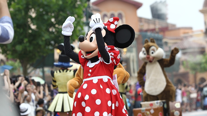 Parade featuring Disney cartoon characters at Shanghai Disneyland, China. June 14, 2016. /CFP