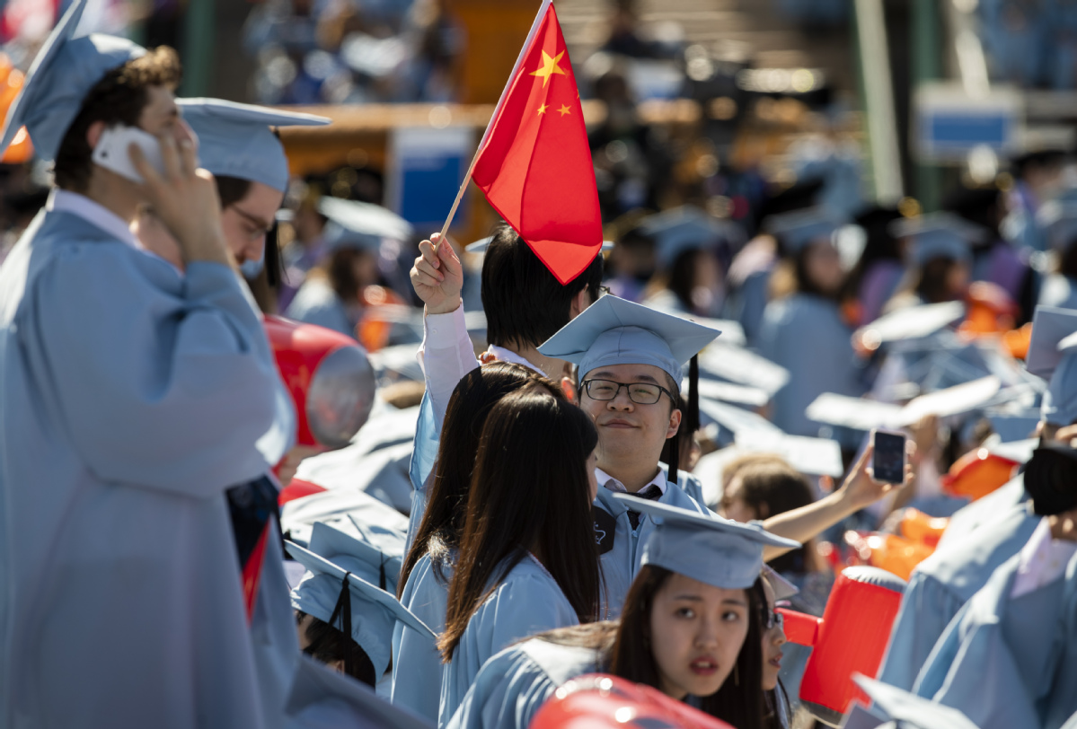 2019年5月，中国学生在纽约哥伦比亚大学参加毕业典礼。/新华社