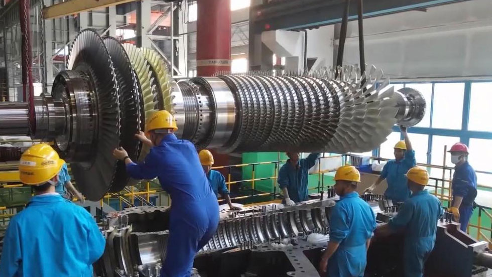 Engineers install China's first F-class heavy-duty gas turbine. /CMG
