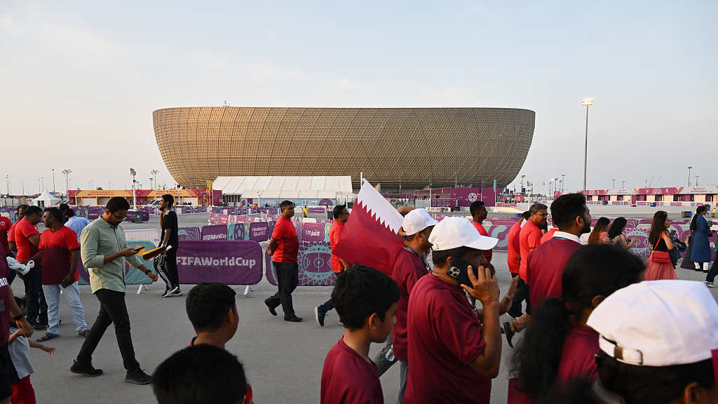 Fans walk past the Lusail Stadium before FIFA World Cup Qatar 2022 in Lusail, Qatar, November 18, 2022. /CFP