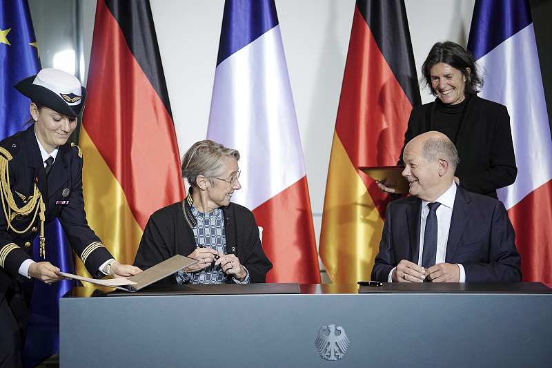 German Chancellor Olaf Scholz (R) and French Prime Minister Elisabeth Borne sign an agreement for energy supplies in Berlin, Germany, November 25, 2022. /CFP