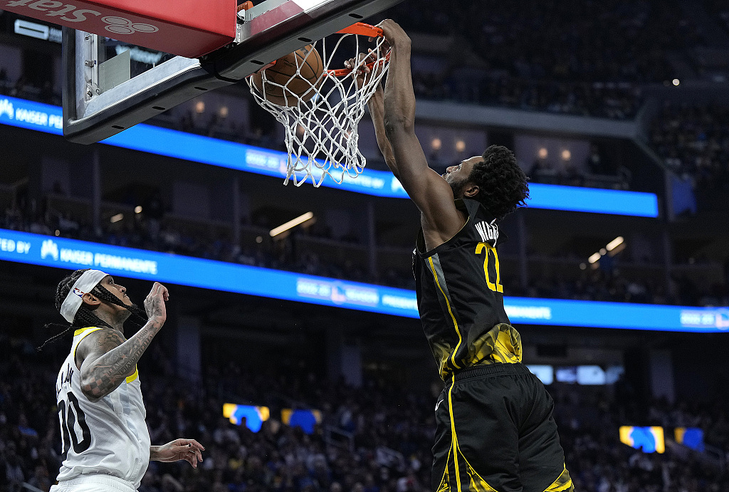 Andrew Wiggins (R) of the Golden State Warriors dunks in the game against the Utah Jazz at Chase Center in San Francisco, California, No9vember 25, 2022. /CFP