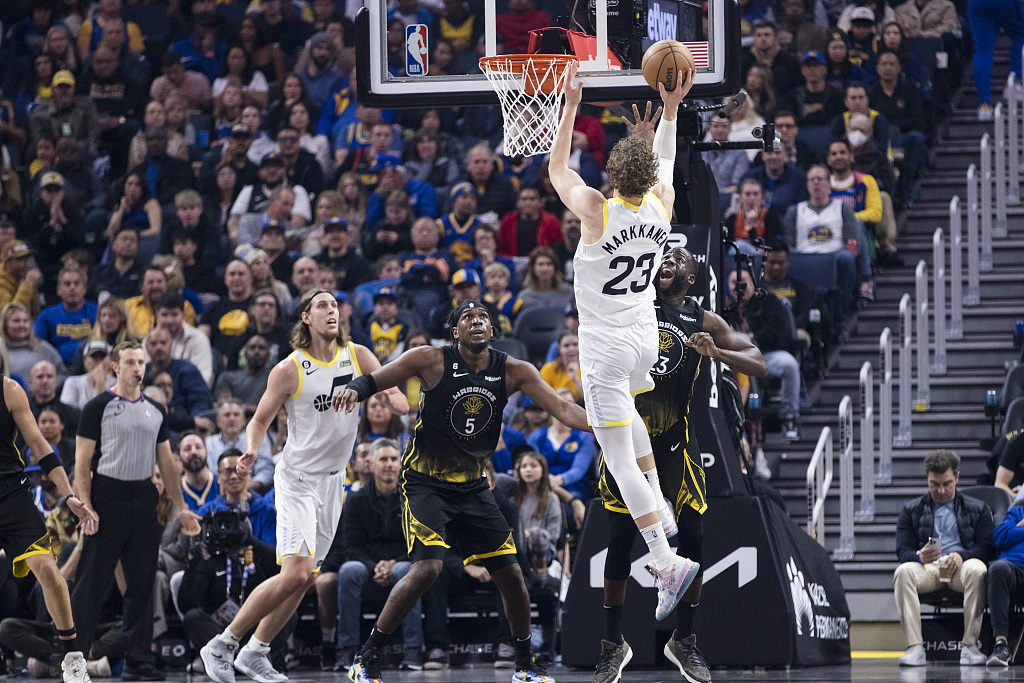 Lauri Markkanen (#23) of the Utah Jazz drives toward the rim in the game against the Golden State Warriors at Chase Center in San Francisco, California, November 25, 2022. /CFP