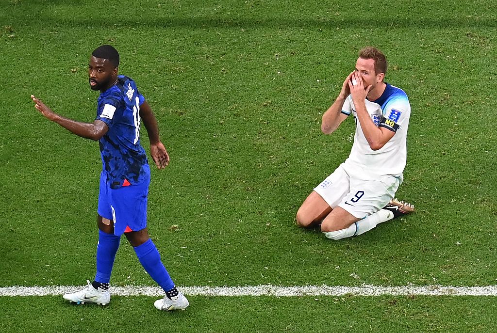 England captain Harry Kane (R) shows his frustration next to USA defender Shaq Moore during their World Cup clash at the Al-Bayt Stadium in Al Khor, Qatar, November 25, 2022. /CFP