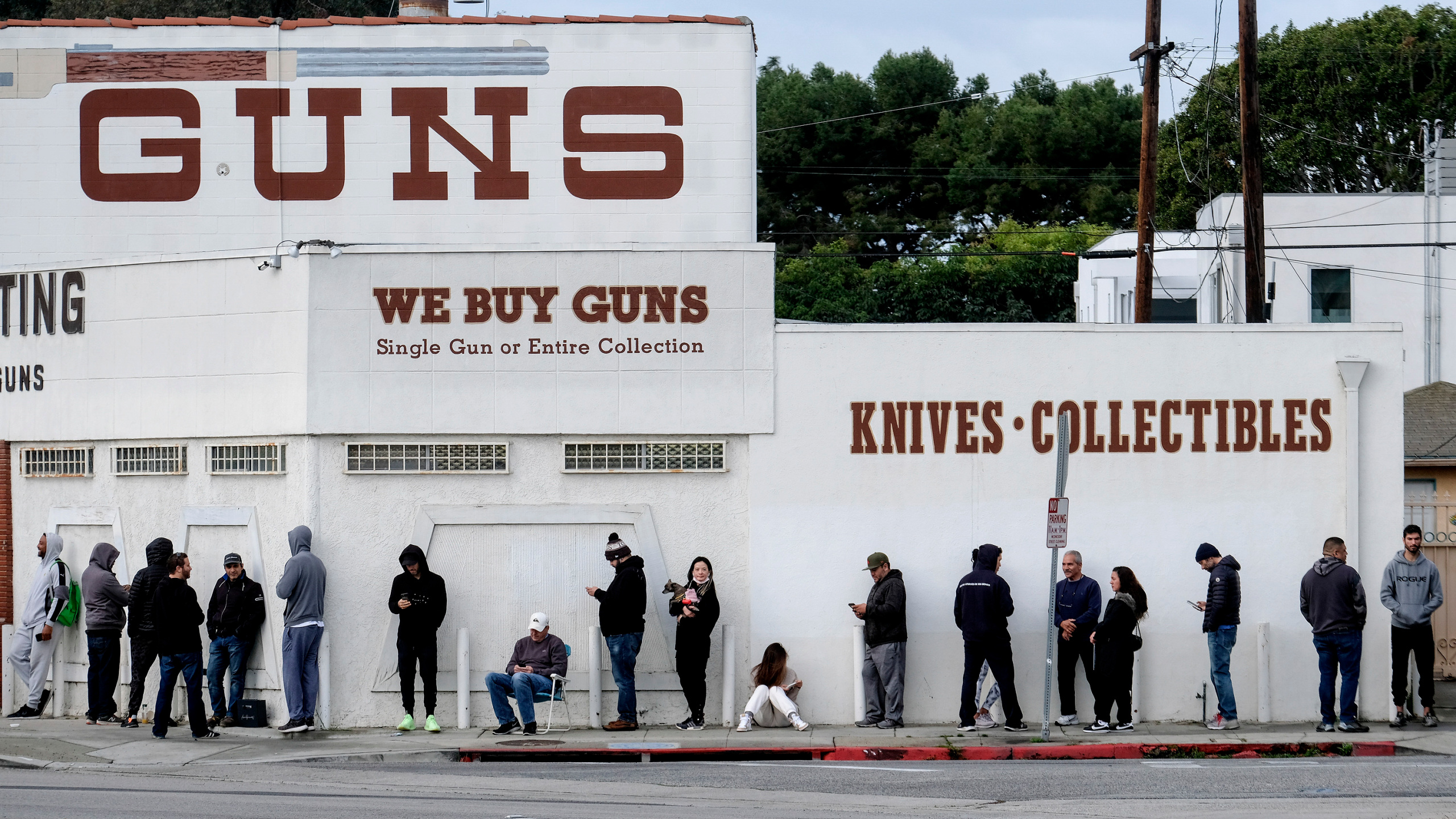 People wait in a line to enter a gun store in Culver City, California, the U.S., March 15, 2020. /AP