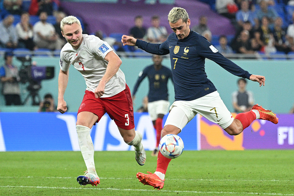 Antoine Griezmann (#7) of France passes in the FIFA World Cup game against Denmark at Stadium 974 in Doha, Qatar, November 26, 2022. /CFP