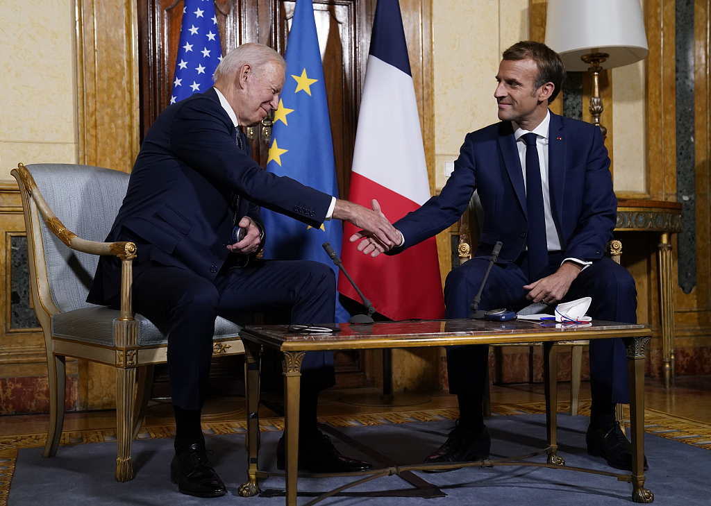 French President Emmanuel Macron (R) shakes hands with U.S. President Joe Biden during a meeting at La Villa Bonaparte in Rome, Italy, October 29, 2021. /CFP