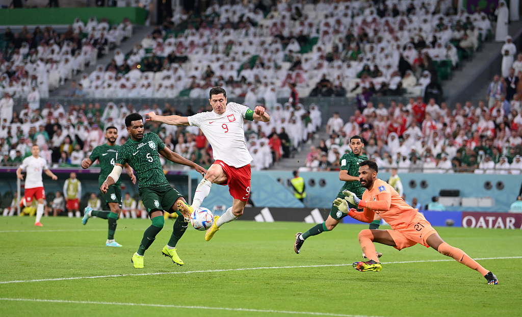 Robert Lewandowski (2nd L) of Poland controls the ball during the World Cup match with Saudi Arabia at Education City Stadium in Al Rayyan, Qatar, November 26, 2022. /CFP