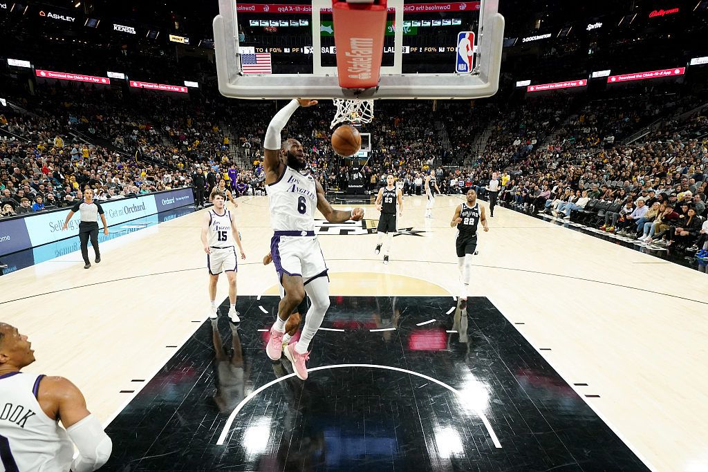 LeBron James (#6) of the Los Angeles Lakers dunks in the game against the San Antonio Spurs at the AT&T Center in San Antonio, Texas, November 26, 2022. /CFP