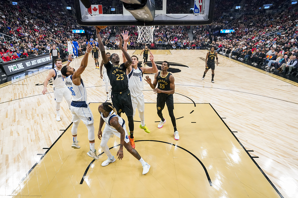 Chris Boucher (#25) of the Toronto Raptors drives toward the rim in the game against the Dallas Mavericks at the Scotiabank Arena in Toronto, Canada, November 26, 2022. /CFP