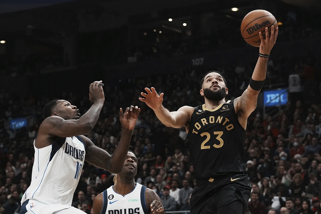 Fred VanVleet (#23) of the Toronto Raptors drives toward the rim in the game against the Dallas Mavericks at the Scotiabank Arena in Toronto, Canada, November 26, 2022. /CFP
