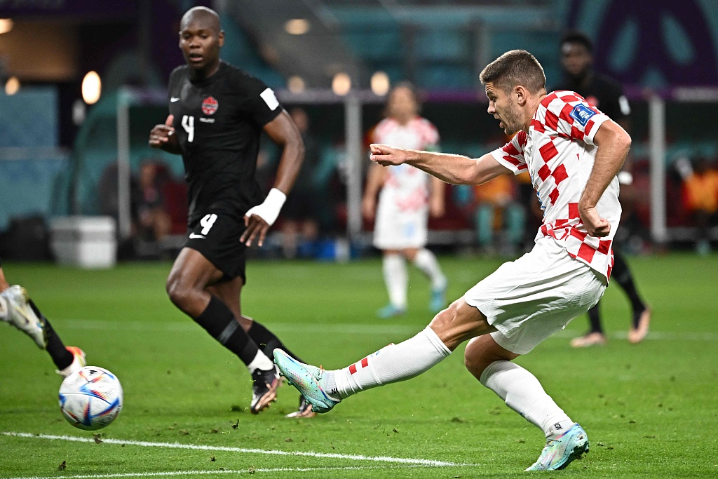 Croatia's Andrej Kramaric (R) scores his team's first goal during the 2022 World Cup Group F match against Canada in Doha, Qatar, November 27, 2022. /CFP