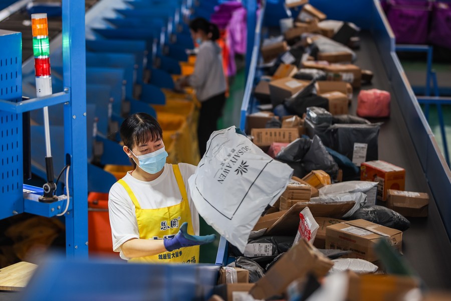 A staff member distributes parcels at the workshop of a logistics company in Lanshan County of Yongzhou City, central China's Hunan Province, November 10, 2022. /Xinhua