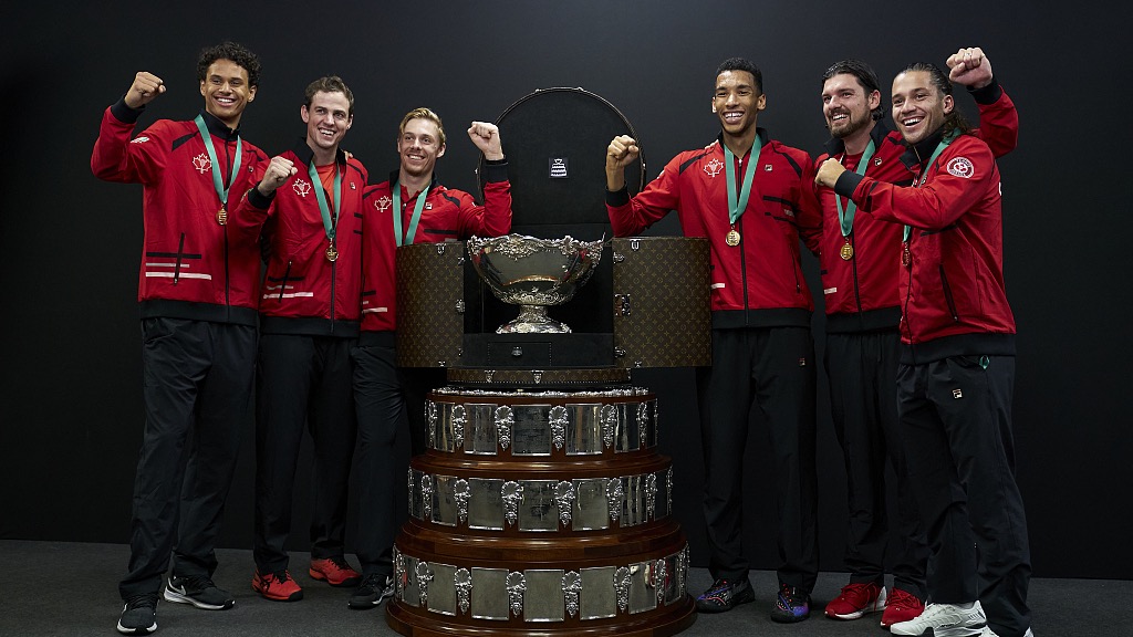 Canada players pose with the trophy after winning the Davis Cup at Palacio de los Deportes Jose Maria Martin Carpena in Malaga, Spain, November 27, 2022. /CFP