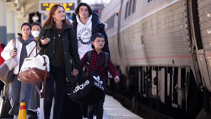 Passengers on the platform before boarding their train at Union Station on November 22, 2022 in Washington DC, U.S. /CFP