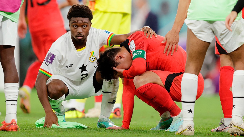 South Korea's tearful captain Son Heung-min (C) is consoled at full-time by Tariq Lamptey of Ghana after their World Cup clash at the Education City Stadium in Al Rayyan Qatar, November 28, 2022. /CFP