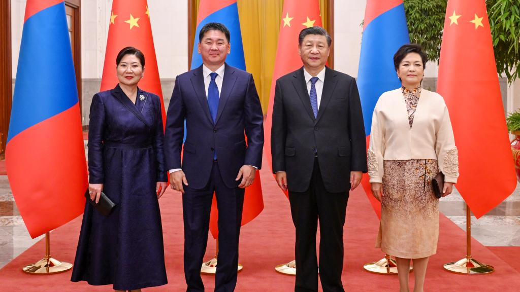 Chinese President Xi Jinping and Madame Peng Liyuan pose for a group photo with Mongolian President Ukhnaagiin Khurelsukh and First Lady Bolortsetseg in Beijing, capital of China, November 28, 2022. /Xinhua