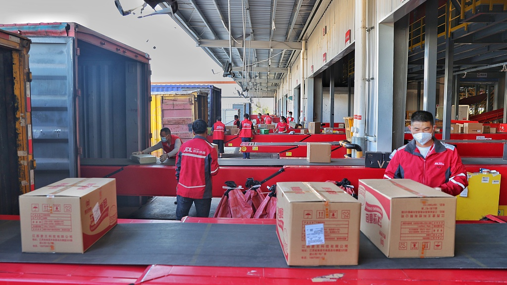 Staffs sort packages at a logistics center in Nanchang City, east China's Jiangxi Province, November 10, 2022. /CFP