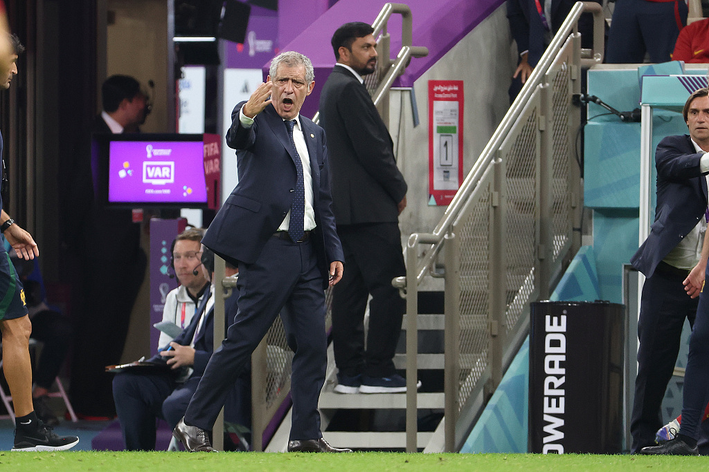 Portugal coach Fernando Santos issues orders during their World Cup clash with Uruguay at Lusail Stadium in Lusail City, Qatar, November 28, 2022. /CFP