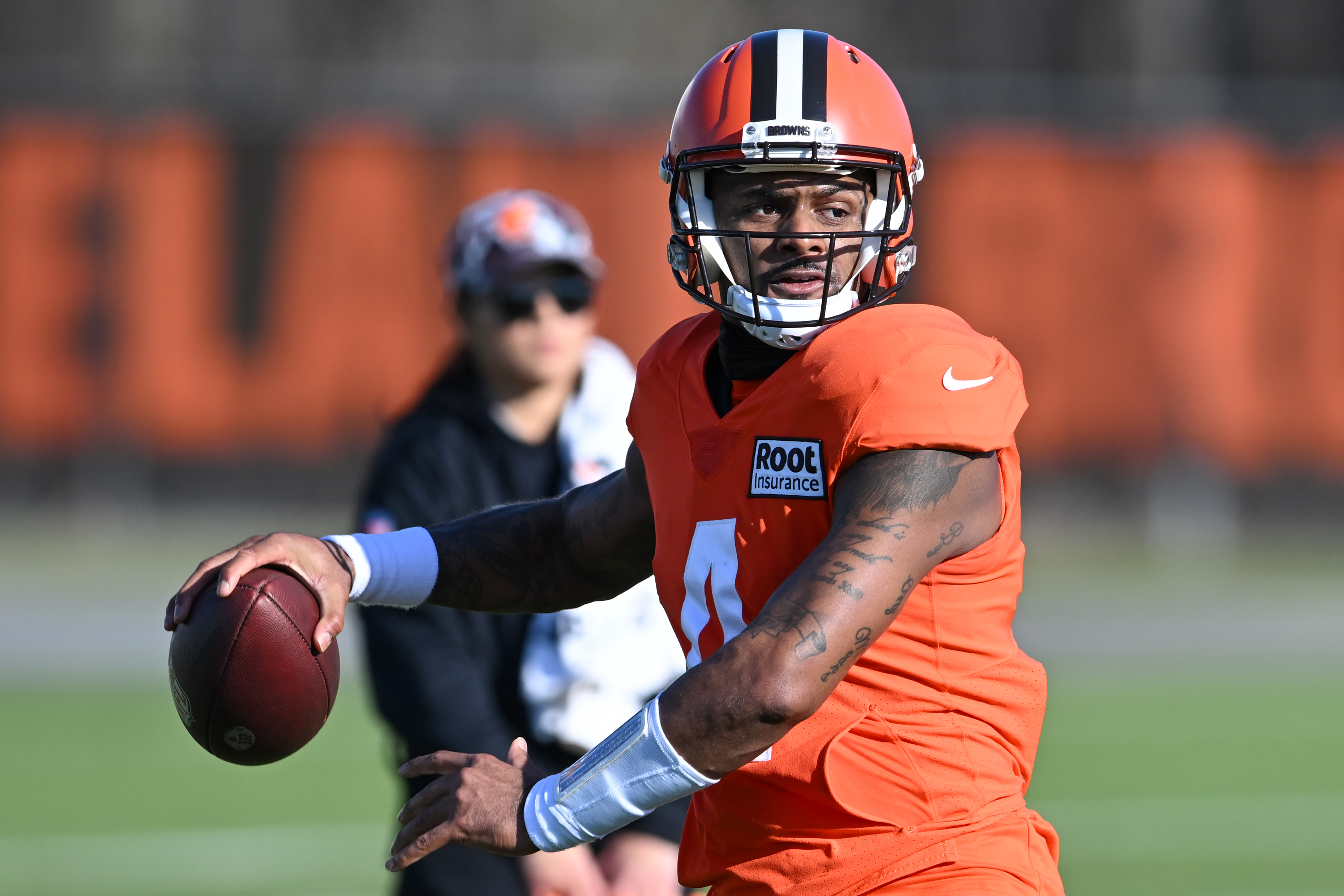 Quarterback Deshaun Watson of the Cleveland Browns passes during team practice at CrossCountry Mortgage Campus in Berea, Ohio, November 23, 2022. /CFP 