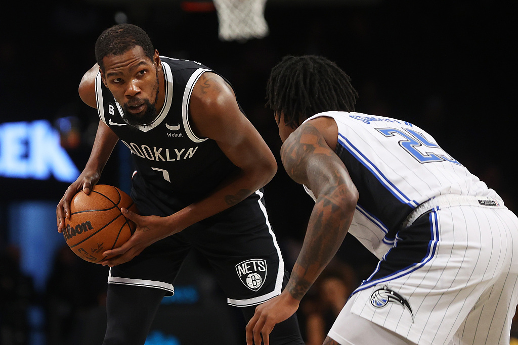 Kevin Durant (L) of the Brooklyn Nets launches isolation in the game against the Orlando Magic at the Barclays Center in Brooklyn, New York City, November 28, 2022. /CFP