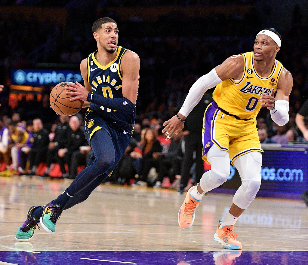Tyrese Haliburton (L) of the Indiana Pacers penetrates in the game against the Los Angeles Lakers at Crypto.com Arena in Los Angeles, California, November 28, 2022. /CFP