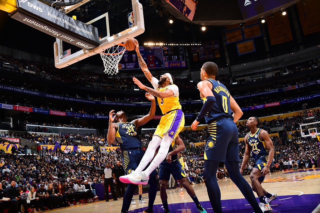 Anthony Davis (#3) of the Los Angeles Lakers dunks in the game against the Indiana Pacers at Crypto.com Arena in Los Angeles, California, November 28, 2022. /CFP