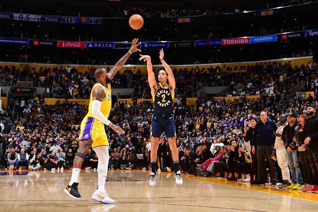 Andrew Nembhard (#2) of the Indiana Pacers shoots to beat the buzzer in the game against the Los Angeles Lakers at Crypto.com Arena in Los Angeles, California, November 28, 2022. /CFP