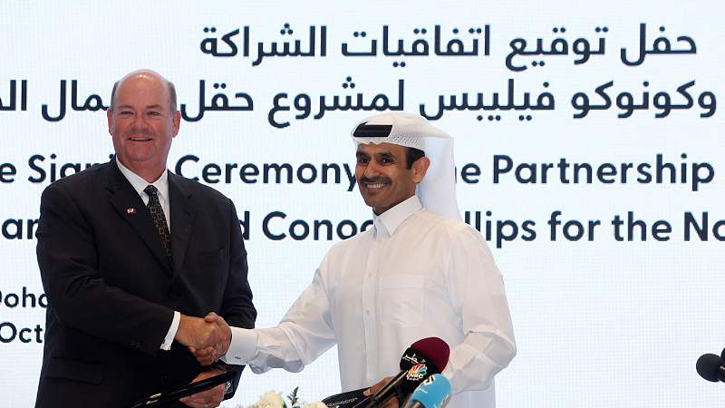 Qatar's Minister of State for Energy Affairs and CEO of QatarEnergy Saad Sherida al-Kaabi (R) and Ryan Lance, CEO of U.S. multinational corporation ConocoPhillips, shake hands after signing an agreement at the QatarEnergy headquarters in Doha on October 30, 2022. /CFP 