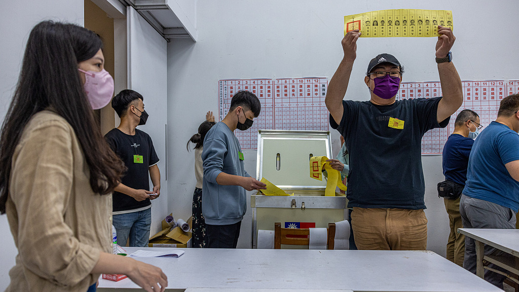 Election workers count votes in Taiwan's nine-in-one elections, Taipei, Taiwan, November 26, 2022. /CFP