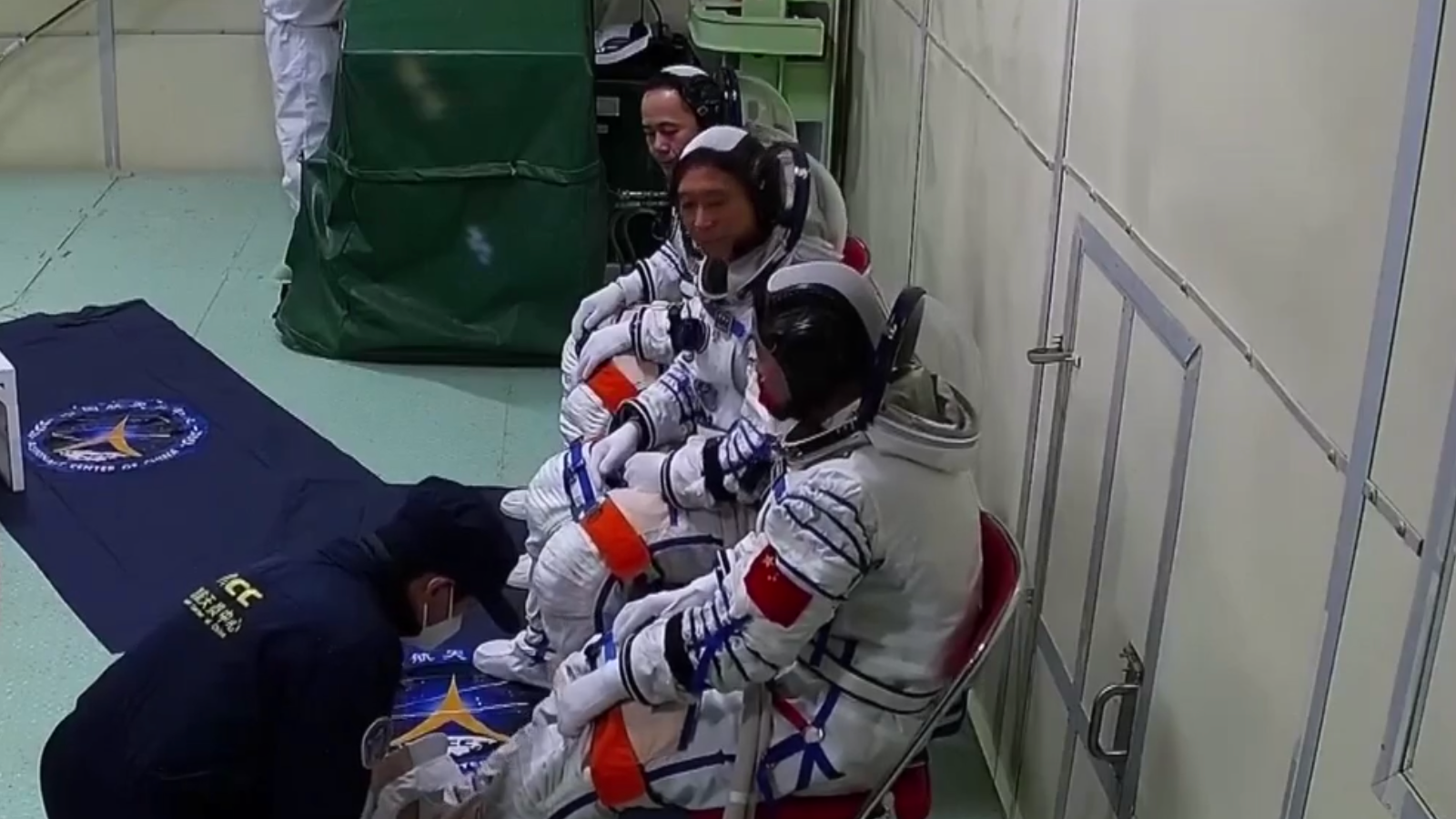 Three taikonauts arrive at launch pad