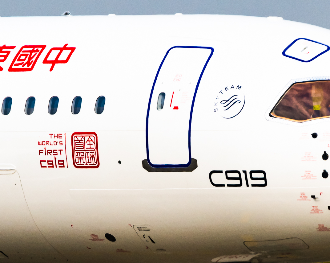 A C919 plane, numbered B-001J, repainted with CEA's livery at Shanghai Pudong International Airport, east China, November 20, 2022. /Weibo Blogger Lao Wang