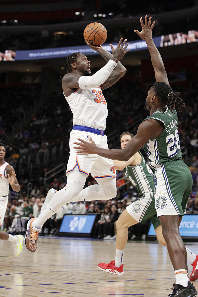 Julius Randle (#30) of the New York Knicks shoots in the game against the Detroit Pistons Little Caesars Arena in Detroit, Michigan, November 29, 2022. /CFP