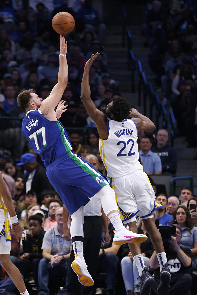 Luka Doncic (#77) of the Dallas Mavericks shoots in the game against the Golden State Warriors at American Airlines Center in Dallas, Texas, November 29, 2022. /CFP