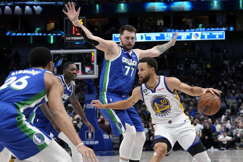 Stephen Curry (#30) of the Golden State Warriors dribbles to penetrate in the game against the Dallas Mavericks at American Airlines Center in Dallas, Texas, November 29, 2022. /CFP