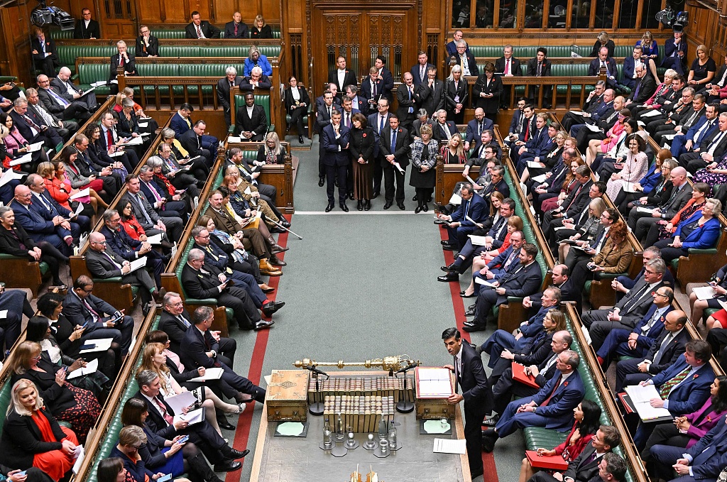 A handout photograph released by the UK Parliament shows Britain's Prime Minister Rishi Sunak standing and speaking at the Despatch box during Prime Minister's Questions (PMQs) in the House of Commons in London, November 9, 2022. /CFP