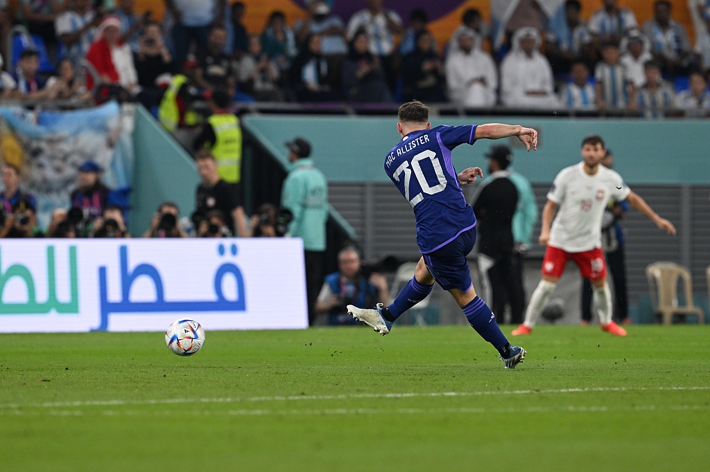 Alexis Mac Allister (#20) of Argentina shoots to score in the FIFA World Cup game against Poland at Stadium 974 in Doha, Qatar, November 30, 2022. /CFP 