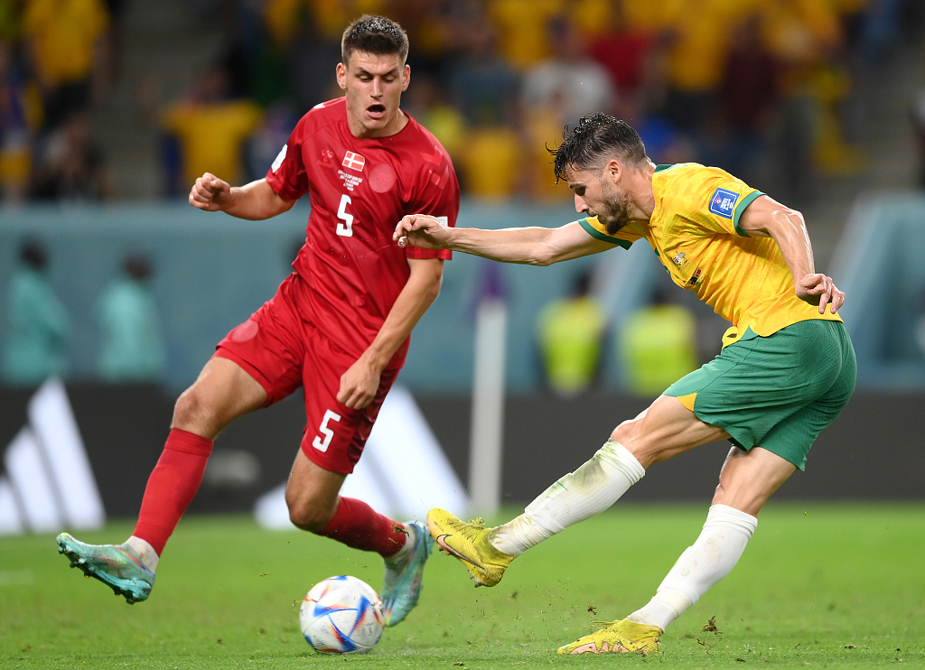 Methew Leckie (R) of Australia shoots to score in the FIFA World Cup game against Denmark at Al Janoub Stadium in Qatar, November 30, 2022. /CFP