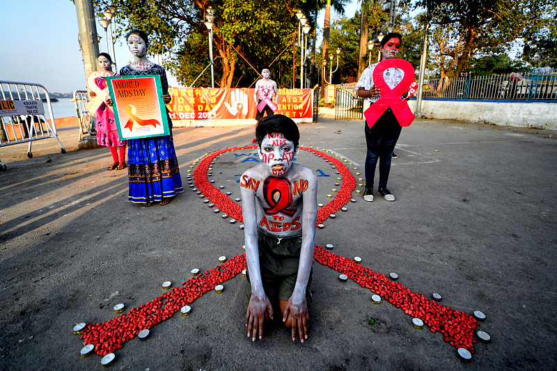 Young children with face paintings pose for a photo during the World AIDS Day awareness program in Kolkata, West Bengal, India, December 1, 2021. /CFP