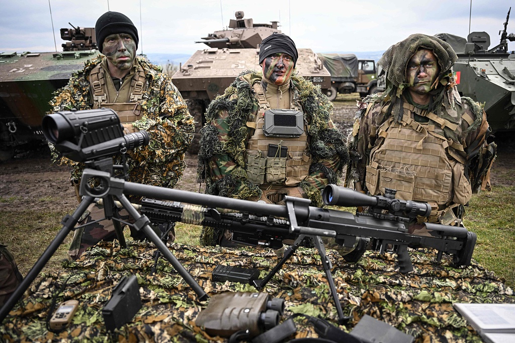 French soldiers pose behind their equipment during the Black Scorpions NATO 22.8 live-fire military exercise, in Cincu, Romania, November 25, 2022. /CFP
