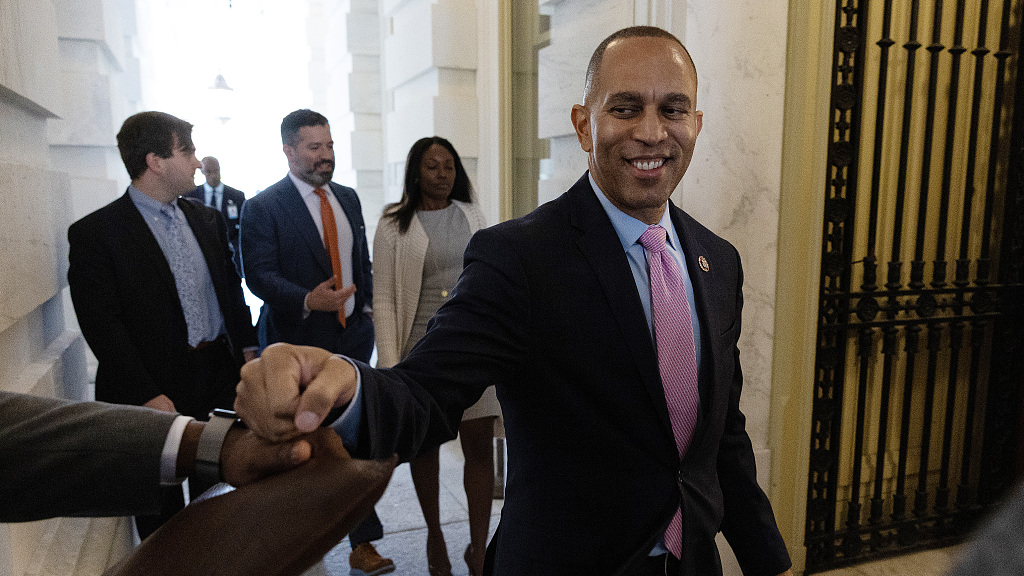 Hakeem Jeffries, wearing a pink tie, gets a congratulatory fist-bump as he walks into the U.S. Capitol after he was elected House Democratic leader for the 118th Congress at the U.S. Capitol  in Washington, D.C., U.S., November 30, 2022. /CFP