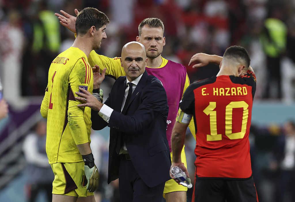 Roberto Martinez (C), manager of Belgium, talks to his players after the 0-0 draw against Croatia in the FIFA World Cup game at the Ahmad Bin Ali Stadium in Qatar, December 1, 2022. /CFP