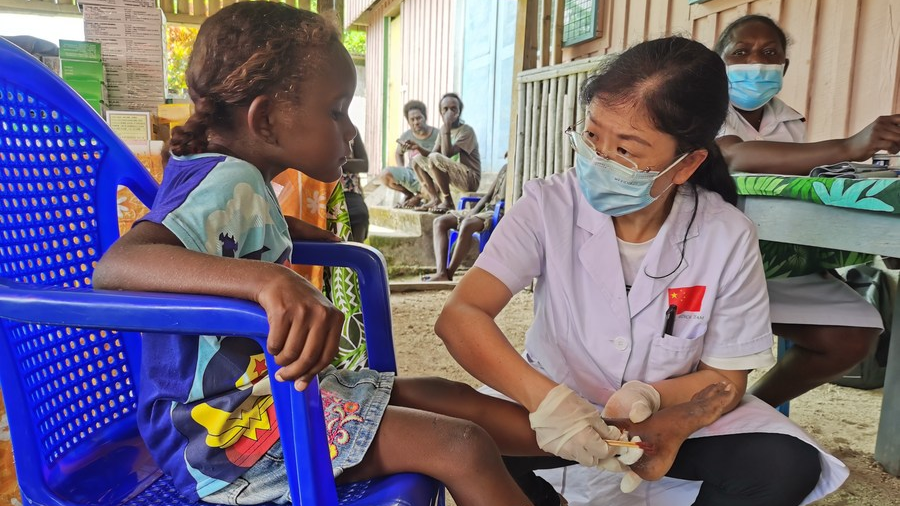 A doctor from the Chinese medical team provides free diagnosis and treatment service to a little girl in Gizo, the capital of the Western Province, the Solomon Islands, December 1, 2022. /Xinhua