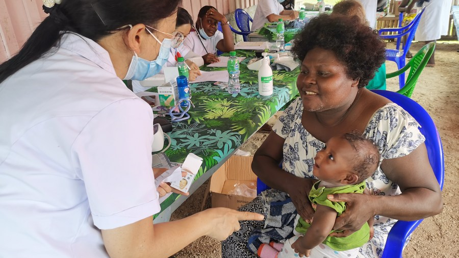A doctor from the Chinese medical team provides free diagnosis and treatment service to residents in Gizo, the capital of the Western Province, the Solomon Islands, December 1, 2022. /Xinhua