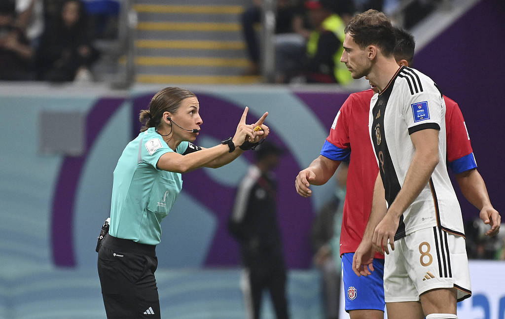 Referee Stephanie Frappart (C) communicates with German midfielder Leon Goretzka during their World Cup clash with Costa Rica at the Al Bayt Stadium in Al Khor, Qatar, December 2, 2022. /CFP